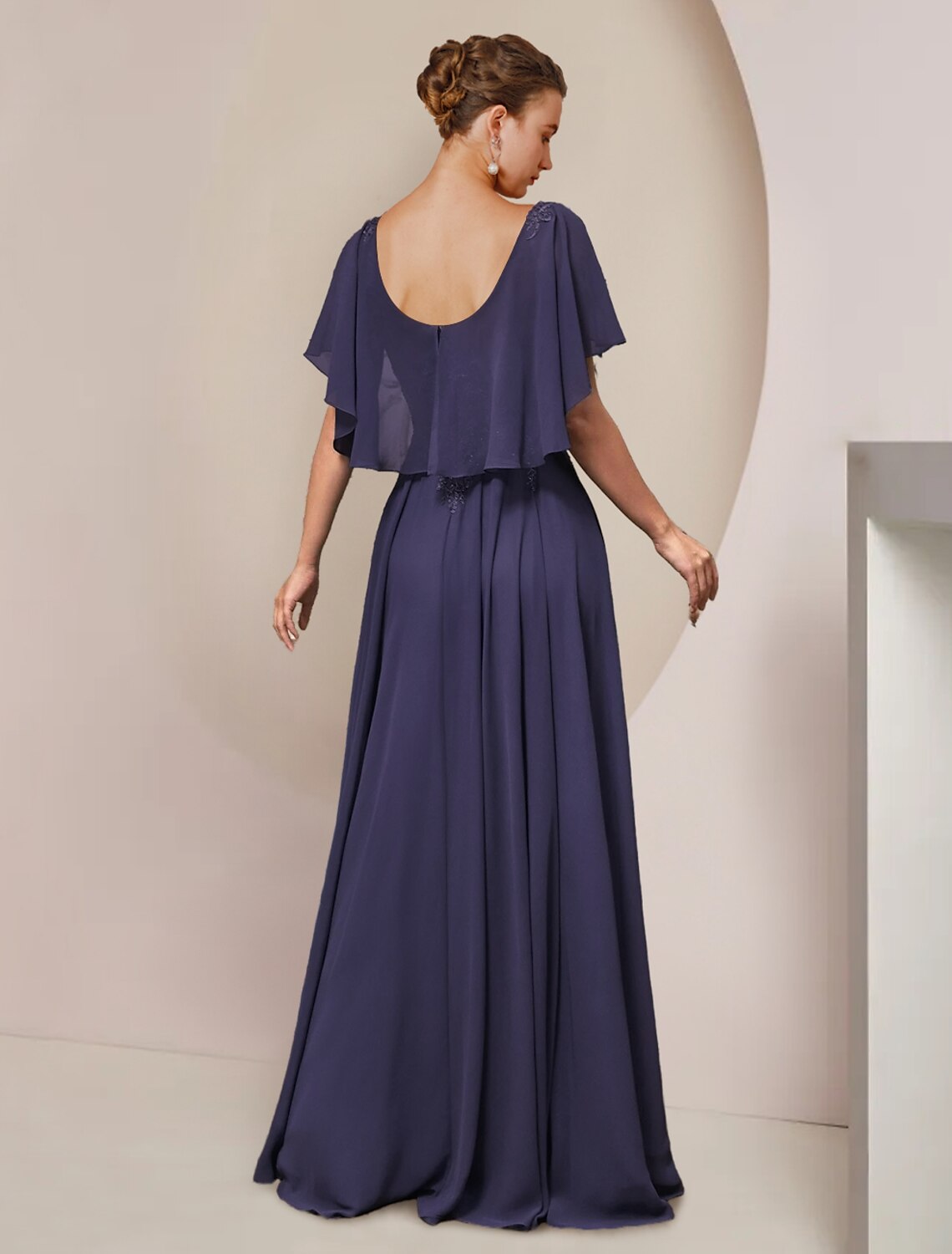 Abito da cerimonia per la madre della sposa, a trapezio, elegante, con scollo a barchetta, lunghezza al pavimento, in chiffon, pizzo, senza maniche, con applicazioni a pieghe